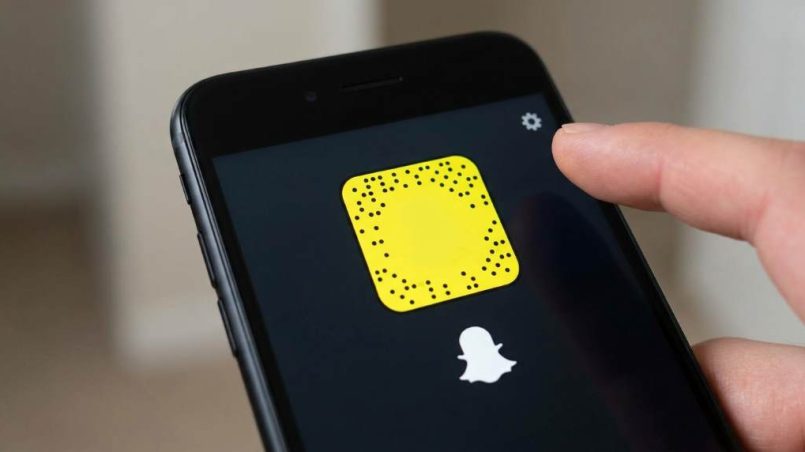 Snapchat privacy settings screen for contact controls